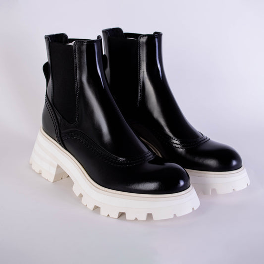 Alexander McQueen Black Leather White Sole Chelsea Boots - DEA STILOSA MILANO